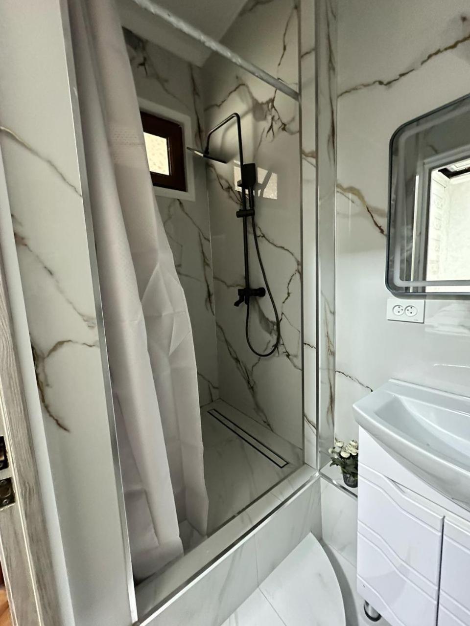 Albergue Sultan Saray Osh Exterior foto